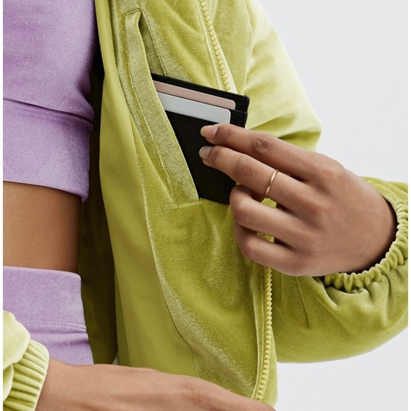 Fabletics - Wander Velour Puffer
Jacket - 1X (16-18) - Golden Leaf Green - Picture 4 of 10